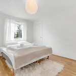 Uptown I & Fjord Views I Free Parking Apartment