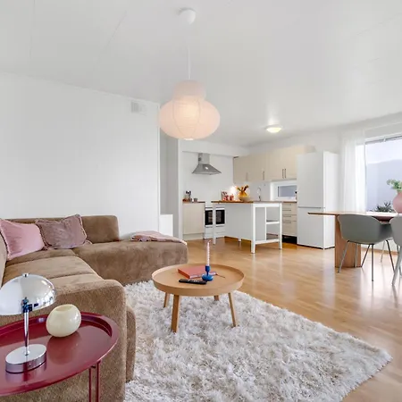 Uptown I & Fjord Views I Free Parking Apartment *