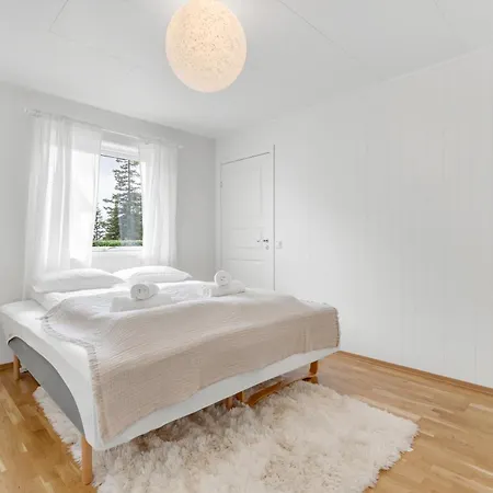 Uptown I & Fjord Views I Free Parking Apartment